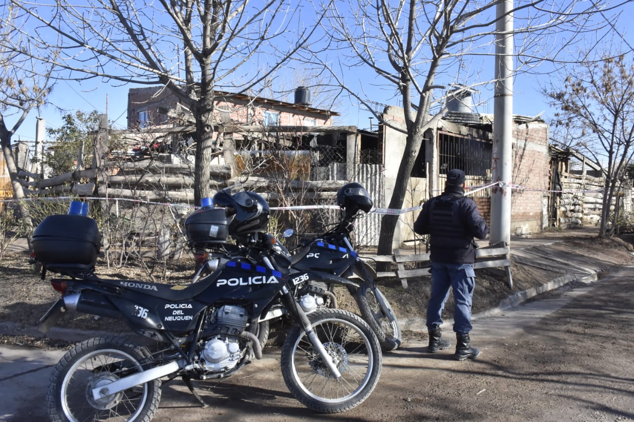 La vivienda donde ocurrió el hecho se encuentra con custodia policial. Foto Yamil Regules.