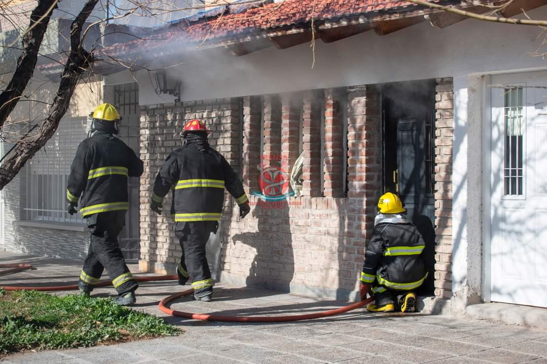 Los bomberos trabajaron en la vivienda para controlar el fuego y evitar su propagación. Fotos: Prensa Bomberos Voluntarios.