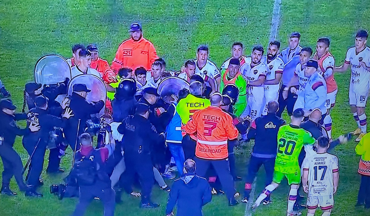 Los jugadores de Patronato se enfrentaron con la policía después del partido. Foto: captura de TV
