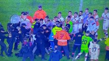 Imagen de Escándalo y piñas tras el arbitraje de Baliño en Barracas-Patronato