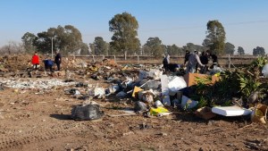 Decenas de personas revolvieron un basural de Santa Fe tras el hallazgo de 50 mil dólares