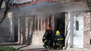 Bomberos tuvo que intervenir para controlar las llamas en una vivienda de Roca