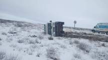 Imagen de Por la nieve y el hielo acumulado, volcó una ambulancia a pocos kilómetros de  Sierra Colorada