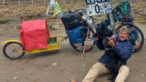 «¡Mirá dónde estamos Lola!»: la emoción de Jorge al llegar con su perra en bici al km 0 de la ruta 40