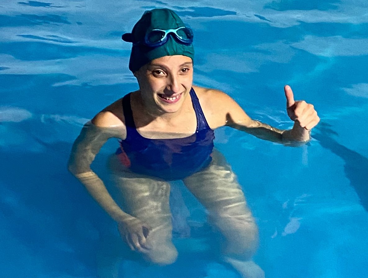 Micaela Mira tiene 22 años e integra la Selección Rionegrina de Deporte Adaptado en su disciplina, natación. Gentileza