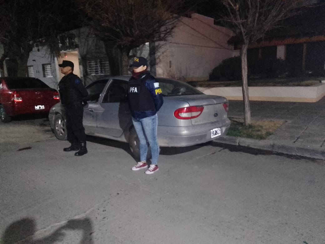 El conductor del auto secuestrado, tenía en su poder un arma y estupefacientes. (Foto gentileza)