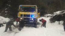 Imagen de Guardaparques avanzaron con un metro de nieve para asistir a pobladores aislados cerca de Villa La Angostura