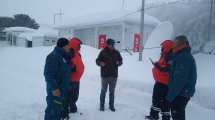 Imagen de Por la nieve y el viento blanco no pueden mover camiones varados en Las Lajas por cierre de Pino Hachado