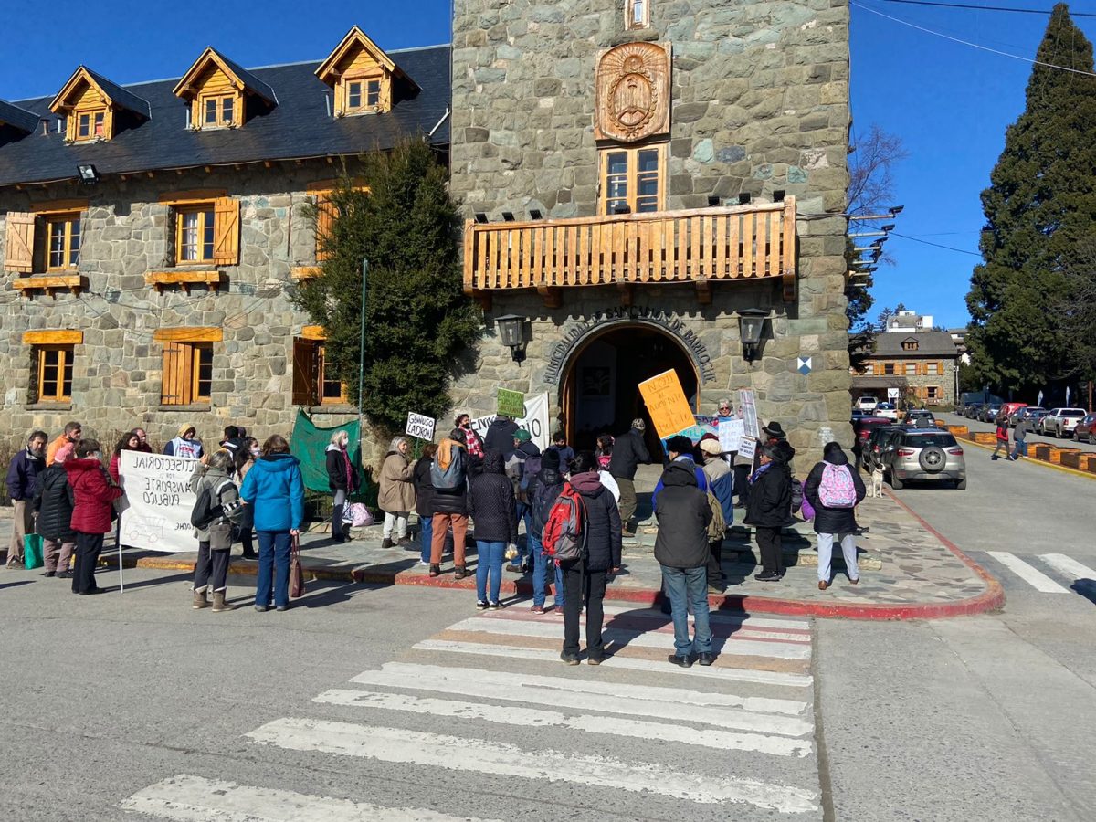 Los manifestantes se congregaron en el Centro Cívico para rechazar una vez más el inminente aumento del boleto de colectivo en Bariloche. (foto gentileza)