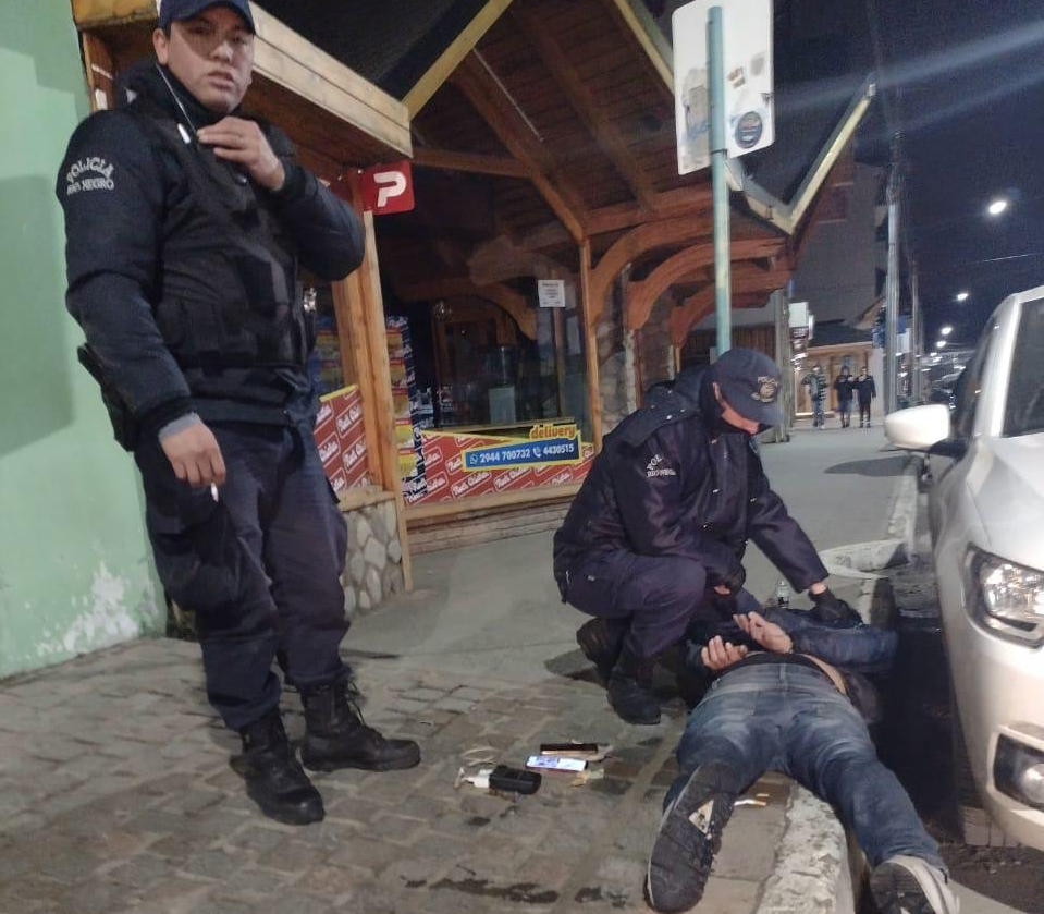 Policías de la comisaría Segunda de Bariloche detuvieron esta mañana de sábado al joven, que amenazó con un cuchillo a un empleado policial. (foto gentileza)  