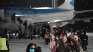 Nieve: aterrizó en San Martín de los Andes el primer vuelo con turistas de Brasil 