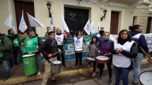 Imagen de Los gremios estatales marcharon en Viedma y se mantiene el acampe policial