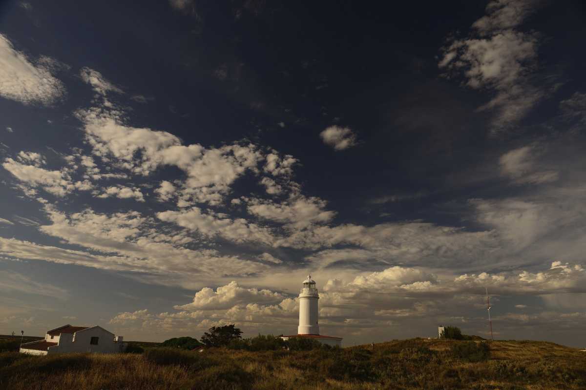 El histórico faro Rio Negro es uno de los tantos atractivos que se pueden ver y recorren en el camino de la costa. Foto Alejandro Carnevale