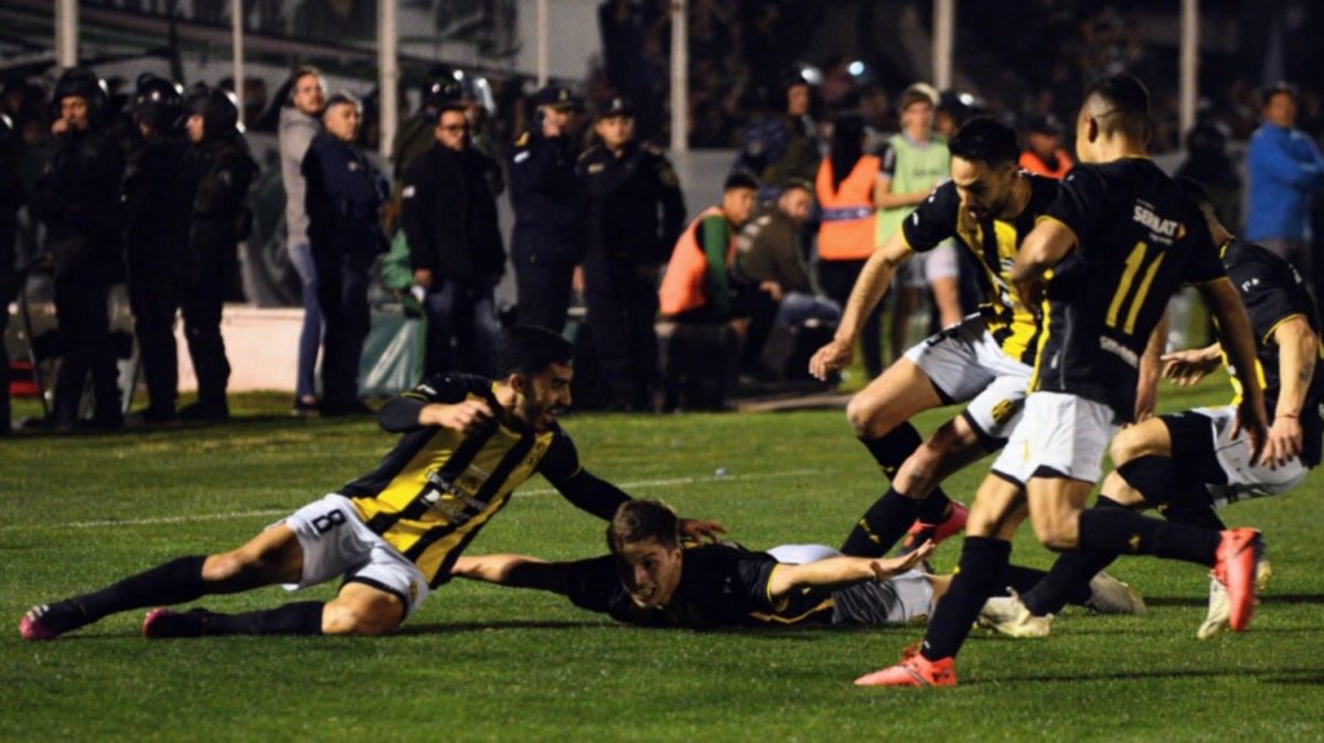 Olimpo ganó el clásico y sacó 10 puntos de ventaja en la cima del Federal A. (Foto: La Nueva)