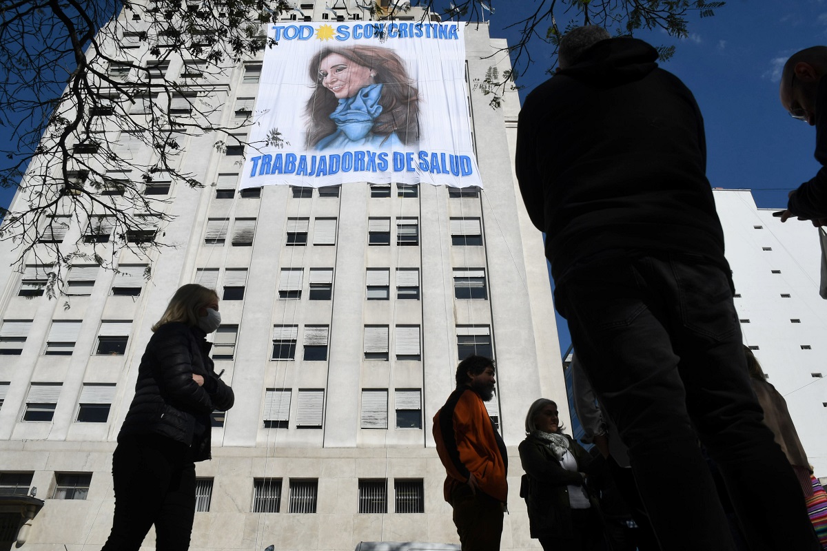 Empleados del ministerio de Desarrollo desplegaron una bandera en apoyo a Cristina Kirchner en la sede de la institucion.
 Foto: Agencia Télam. 