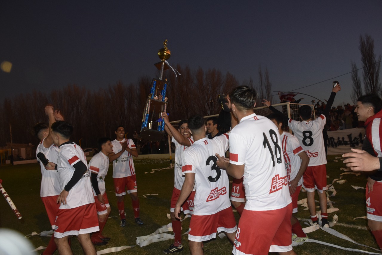 El festejo del plantel de Beltrán que se quedó con el título de la Liga Avellaneda. Fotos: gentileza Daniel Agostinelli. 