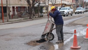 Después del temporal de lluvia el municipio de Cipolletti repara las calles de la ciudad