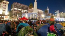 Imagen de Con reclamos al Gobierno Nacional, piqueteros acampan en la Plaza de Mayo