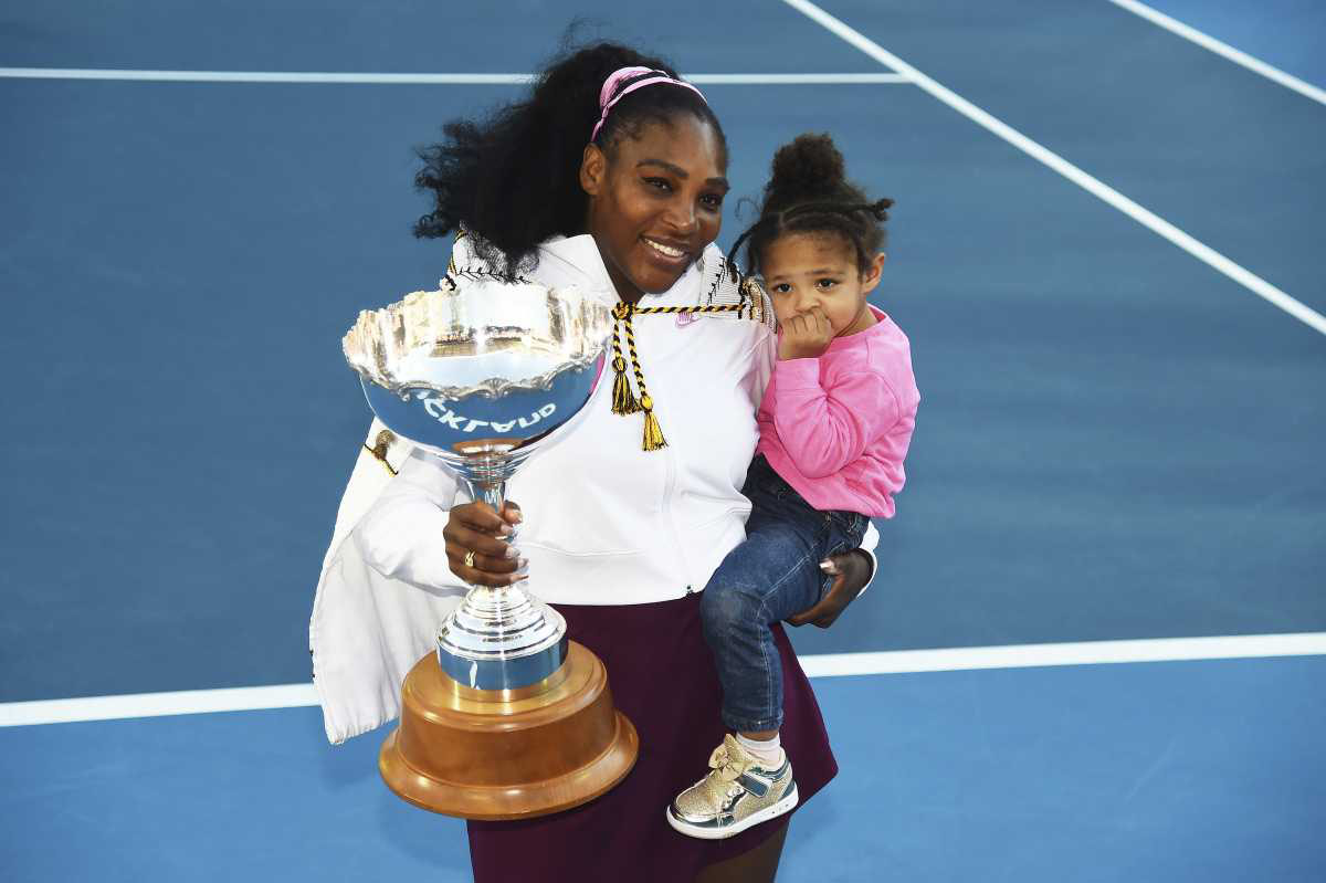 Serena Williams sostiene a su hija Olympia después de ganar su partido final de individuales contra Jessica Pegula en el ASB Classic en Auckland, Nueva Zelanda. (Chris Symes/Photosport via AP, File)