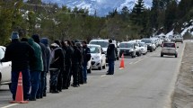 Imagen de Se profundiza el reclamo en el cerro Catedral por un bono: largas colas en la ruta de acceso