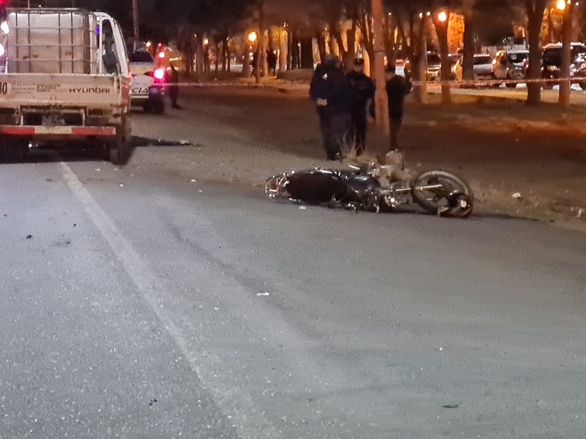 La motocicleta quedó sobre la mano contraria a la que circulaba (Foto: Andrea Vazquez)