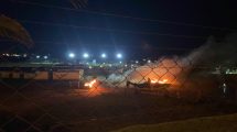 Imagen de Los barrabravas de Aldosivi le prendieron fuego los autos a los jugadores