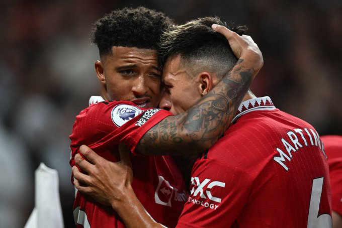 Lisandro Martínez festeja junto a Sancho, autor del primer gol del United contra el Liverpool.