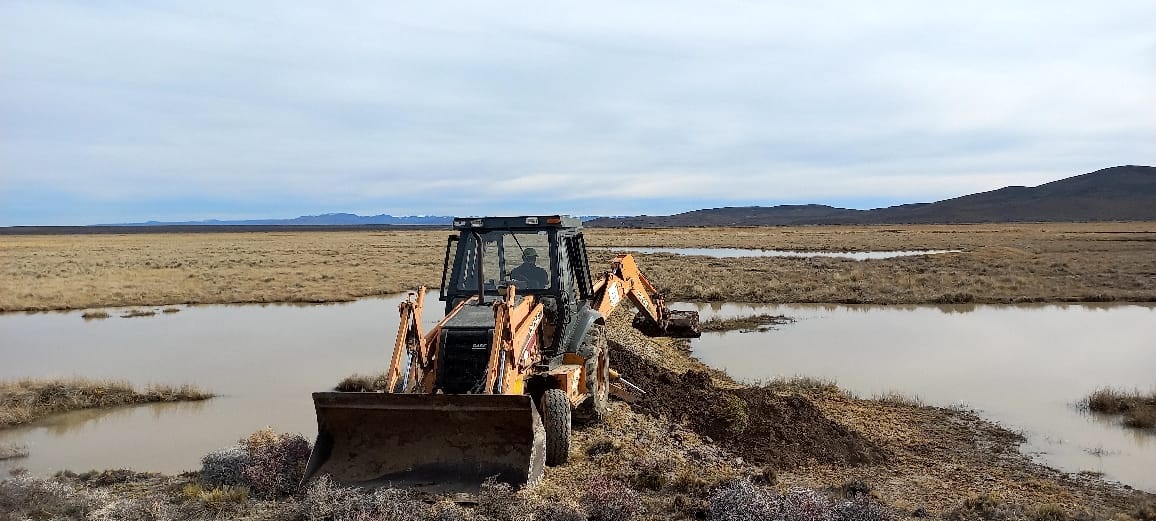 Maquinas del DPA derribaron 9 de los 21 mini diques detectados en el curso del arroyo Maquinchao. Foto: Gentileza. 