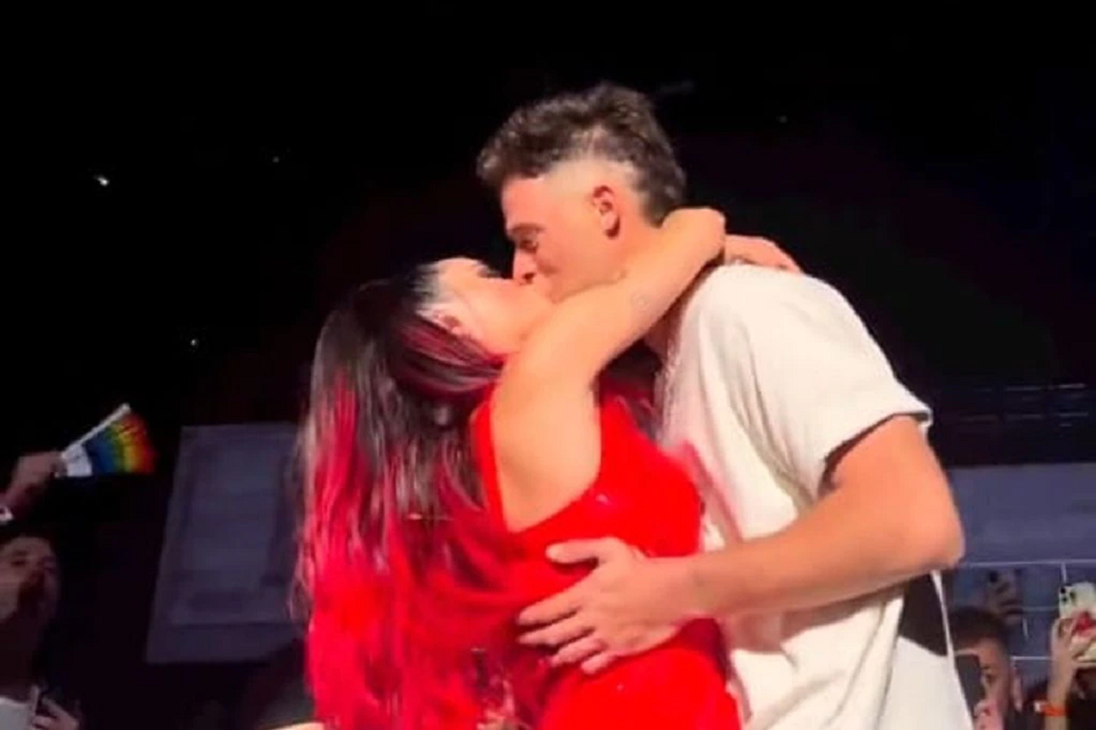 El momento exacto del beso entre Lali Espósito y Santi Maratea. 