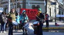 Imagen de Las maestras de Vaca Muerta bloquearon el centro de Neuquén por el transporte