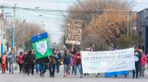 Imagen de Amenazaron con prenderle fuego los autos a los padres de la Escuela 357: se movilizan en Roca