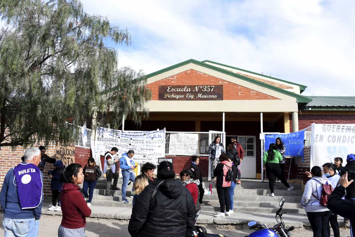 Finalmente, la reunión interdisciplinaria no realizará en la escuela y su lugar de encuentro será en el juzgado federal de Roca. Foto Juan Thomes.