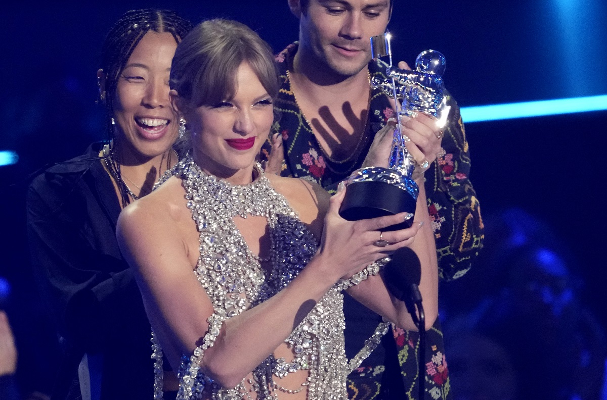 "Mi nuevo álbum saldrá el 21 de octubre", dijo Swift desde el escenario del Prudential Center de Nueva Jersey. 


Fotos: AP 