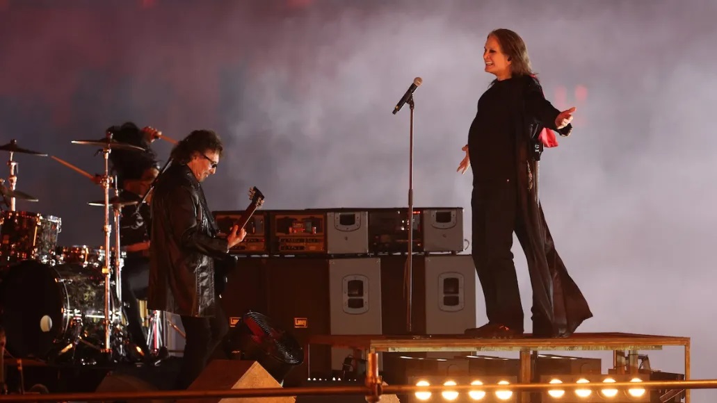 Ozzy junto a Tony Iommi para una versión del clásico "Paranoid", durante la ceremonia de clausura de los Juegos de la Commonwealth, en Birmingham.