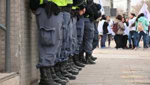 Organizaciones sociales marcharon y protestaron  frente a Casa de Gobierno de Neuquén