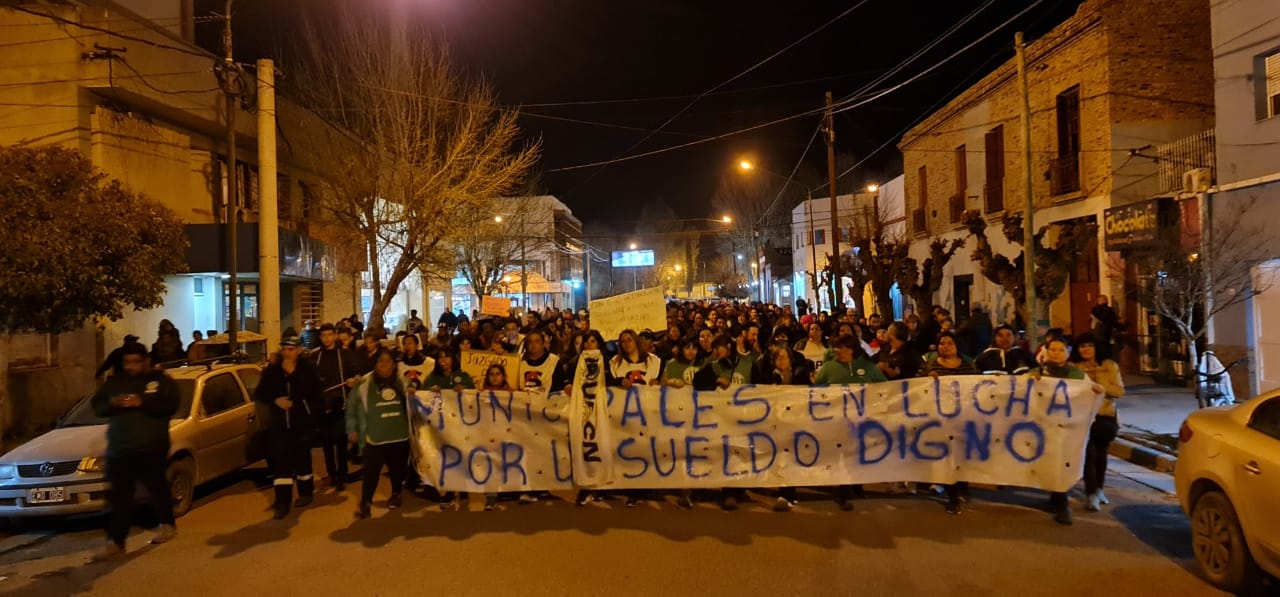 Los trabajadores y su familias marchan por las calles de la ciudad. Foto gentileza