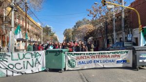 Trabajadores del Castro Rendón realizan un corte frente al hospital y denuncian persecución laboral