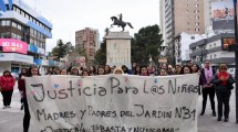 Imagen de Familias del jardín 31 reclamaron en el monumento que se agilice el proceso judicial por los abusos