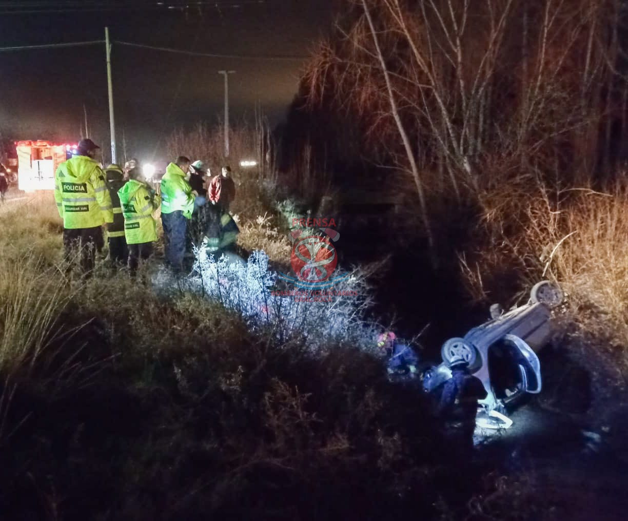 Una familia derrapó sobre la Ruta 22 y hay varios internados. Foto: gentileza Bomberos