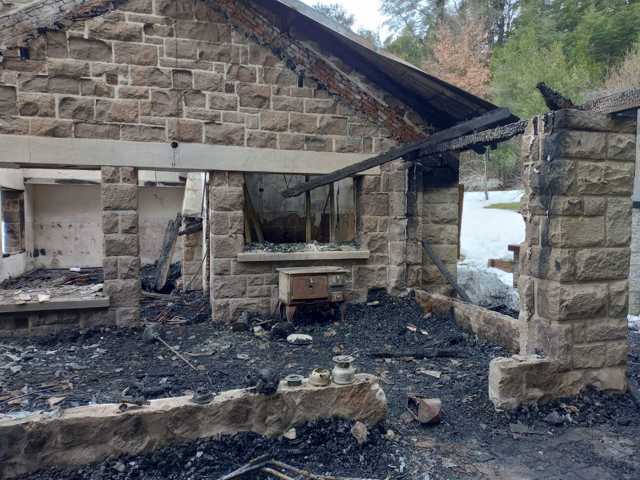 Así quedó la vivienda de Luis Dates en Mascardi. El hombre fue atacado con piedras cuando tomaba fotografías en el lugar. Foto: archivo