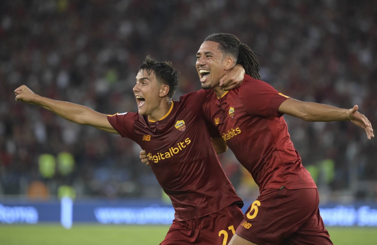 Dybala festeja con Smalling, el autor del gol. Roma ganó sus dos partidos y es líder junto a Inter y Napoli. 