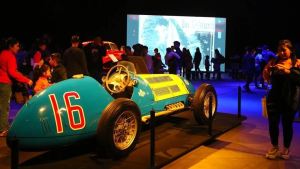 Tecnópolis rinde homenaje a Fangio con una muestra de sus autos y trofeos