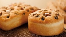 Imagen de Focaccia de ajo y hierbas frescas