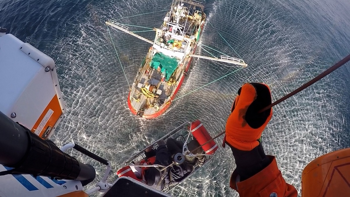 El rescate se realizó a 160 kilómetros de la costa frente a la capital provincial. Foto: gentileza PNA.