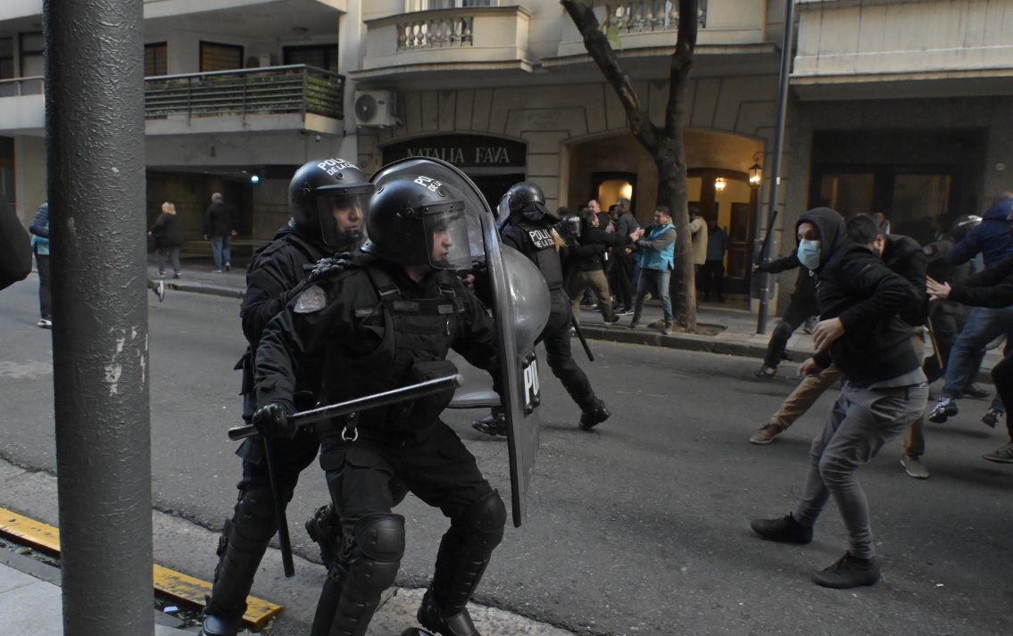 Los incidentes en la cercanía del domicilio de la expresidenta comenzaron luego de que un grupo de manifestantes tumbara las vallas dispuestas por efectivos policiales. Foto Télam. 