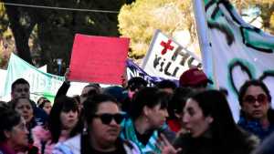 Terminó la marcha por el centro de Neuquén, pero sigue el paro en los hospitales