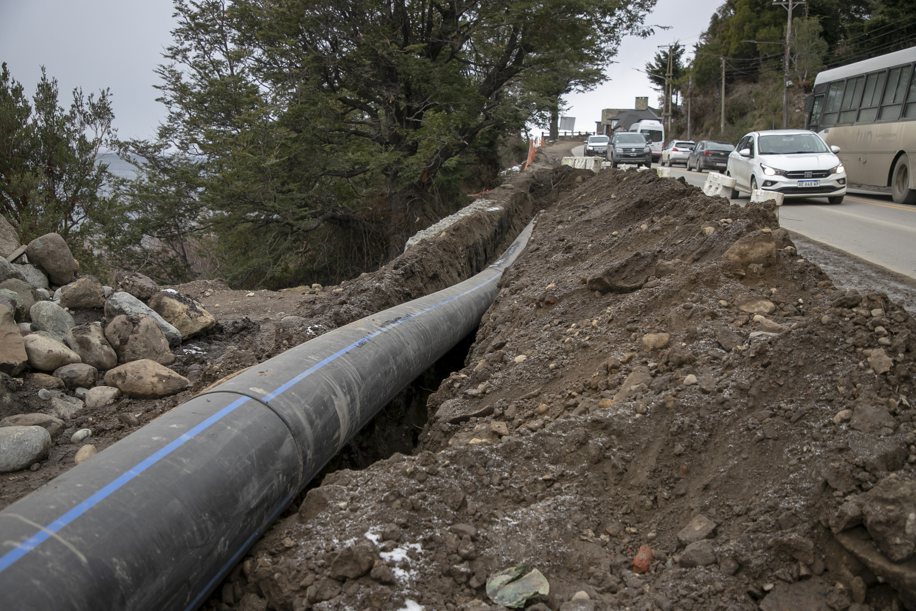 La obra de la avenida Bustillo tiene un avance importante en tareas complementarias con la instalación de un ducto cloacal. Foto: gentileza Gobierno de Río Negro