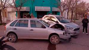 Fuerte choque en Roca: terminaron en la vereda pero solo hubo daños materiales