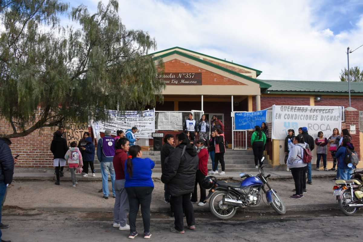 Luego de las amenazas, los padres de los estudiantes de la Escuela Nº 357 de Roca, contestaron a los mensajes de los autodenominados "La Mafia". Foto Juan Thomes