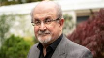 Imagen de Tras sufrir ataque en EEUU, Rushdie sigue con respirador artificial y su estado es grave